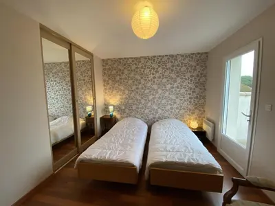 Un ou plusieurs lits dans un hébergement de l'établissement Villa Confortable à Fouras, Proche Mer, 3 Chambres, Terrasse, Jardin, WiFi - FR-1-709-59