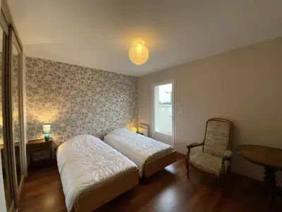 Un ou plusieurs lits dans un hébergement de l'établissement Villa Confortable à Fouras, Proche Mer, 3 Chambres, Terrasse, Jardin, WiFi - FR-1-709-59