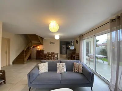 Coin salon dans l'établissement Villa Confortable à Fouras, Proche Mer, 3 Chambres, Terrasse, Jardin, WiFi - FR-1-709-59