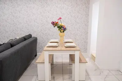 Coin salon dans l'établissement Appartement rénové - wifi - jardin - centre de Niort