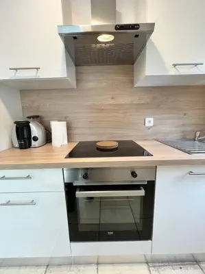 Cuisine ou kitchenette dans l'établissement Appartement rénové - wifi - jardin - centre de Niort
