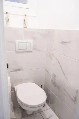 Salle de bains dans l'établissement Appartement rénové - wifi - jardin - centre de Niort