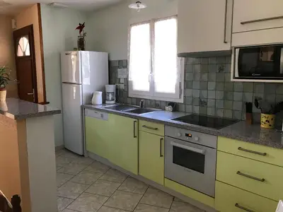 Cuisine ou kitchenette dans l'établissement Le petit ru