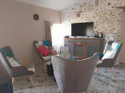 Télévision ou salle de divertissement dans l'établissement La bergerie