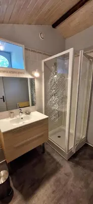 Salle de bains dans l'établissement Le gite de battreau