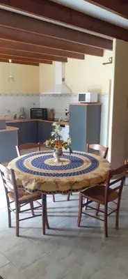 Cuisine ou kitchenette dans l'établissement Les petites chaumes