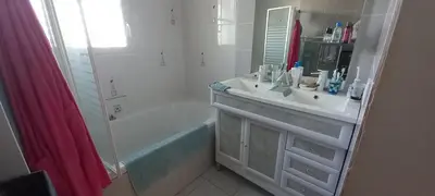 Salle de bains dans l'établissement chambre familiale dans maison au calme