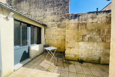 Balcon ou terrasse dans l'établissement Bel appartement avec cour privée