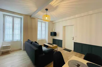 Télévision ou salle de divertissement dans l'établissement Bel appartement avec cour privée