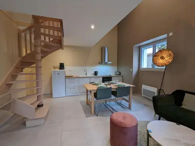 Cuisine ou kitchenette dans l'établissement Charmante maison à Angoulême, cour privée, proche parc et bus, accueil bébé, Wifi, animaux acceptés - FR-1-653-230