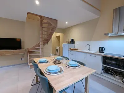 Cuisine ou kitchenette dans l'établissement Charmante maison à Angoulême, cour privée, proche parc et bus, accueil bébé, Wifi, animaux acceptés - FR-1-653-230