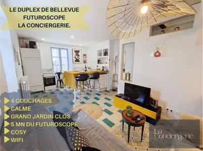 Télévision ou salle de divertissement dans l'établissement Le Duplex de Bellevue - Futuroscope - La Conciergerie.