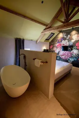Un ou plusieurs lits dans un hébergement de l'établissement L'authentik petit hôtel, Le Refuge de Mamie Yo