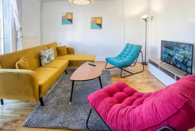 Coin salon dans l'établissement La Pause Douce Cosy à Angoulême - Confort, Lumière et Espace