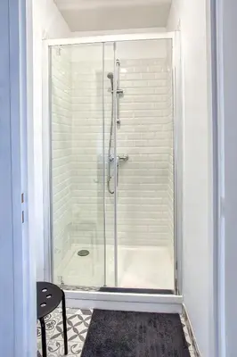 Salle de bains dans l'établissement La Pause Douce Cosy à Angoulême - Confort, Lumière et Espace