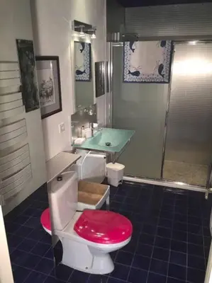 Salle de bains dans l'établissement Gîte 2-4 couchages situé dans un magnifique jardin