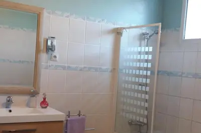 Salle de bains dans l'établissement 9 Guests - Pet Friendly in rural West France
