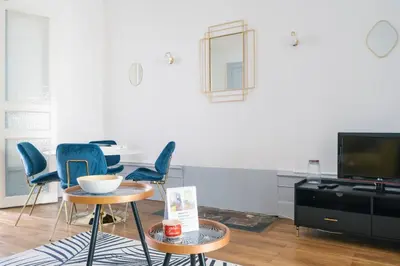 Télévision ou salle de divertissement dans l'établissement La Verrière by la Maison de Marc- Poitiers Centre - parking et terrasse