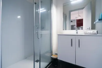 Salle de bains dans l'établissement La Verrière by la Maison de Marc- Poitiers Centre - parking et terrasse