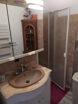 Salle de bains dans l'établissement Maison 4 chambres avec jardin