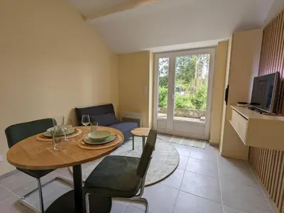 Télévision ou salle de divertissement dans l'établissement Studio confort à Angoulême avec terrasse, proche transports, idéale pour couples et bébés. - FR-1-653-231