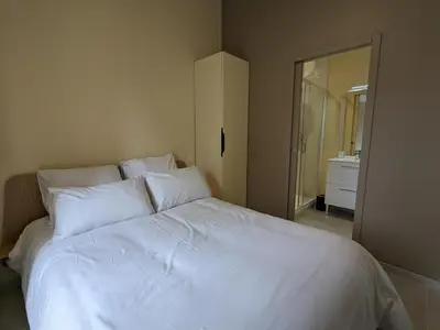 Un ou plusieurs lits dans un hébergement de l'établissement Studio confort à Angoulême avec terrasse, proche transports, idéale pour couples et bébés. - FR-1-653-231