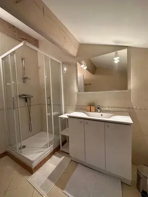 Salle de bains dans l'établissement Gîte Chez Tiramisù avec piscine
