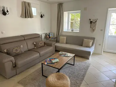 Coin salon dans l'établissement Gîte Chez Tiramisù avec piscine