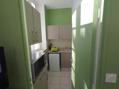 Cuisine ou kitchenette dans l'établissement Lumineux appartement en RDC près port de plaisance
