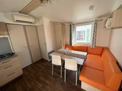 Cuisine ou kitchenette dans l'établissement Mobil-home Camping 3 étoiles