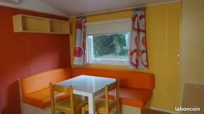 Coin salon dans l'établissement Mobil-home Camping 3 étoiles