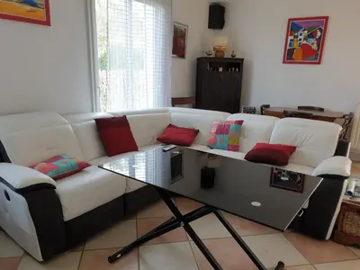 Coin salon dans l'établissement maison piscine