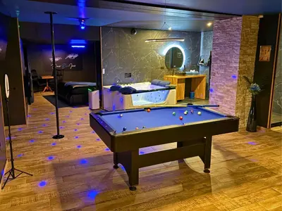 Billard dans l'établissement Suite Cléopâtre avec balnéo & billard - Doux Bleu Jeux