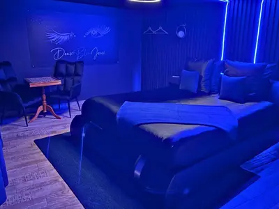 Coin salon dans l'établissement Suite Cléopâtre avec balnéo & billard - Doux Bleu Jeux