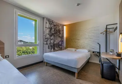 Un ou plusieurs lits dans un hébergement de l'établissement B&B HOTEL Saintes