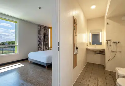 Un ou plusieurs lits dans un hébergement de l'établissement B&B HOTEL Saintes